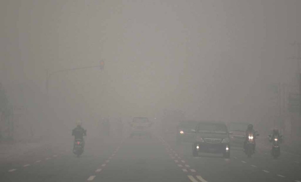 Smog reduces vision to a minimum in Palangkaraya in late October. Smog reduces vision to a minimum in Palangkaraya in late October.