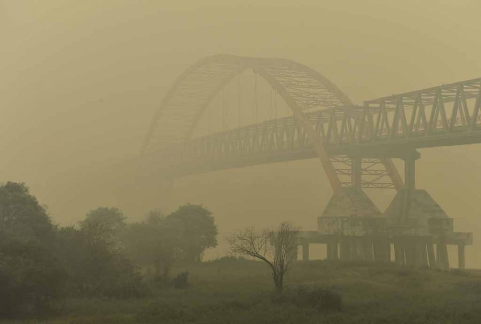 Yellow haze descends on the Kahayan bridge in Palangkaraya. Yellow haze descends on the Kahayan bridge in Palangkaraya.