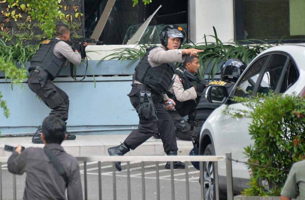 Police take up positions. Police take up positions.