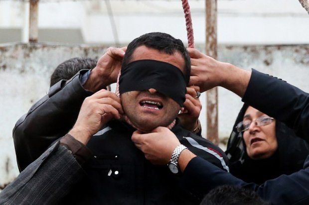 The mother of Abdolah Hosseinzadeh removes the noose from the neck of her son's killer The mother of Abdolah Hosseinzadeh removes the noose from the neck of her son's killer