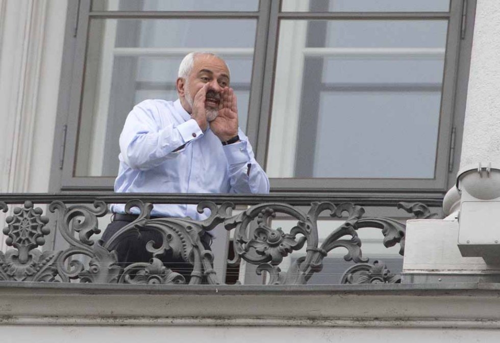 Iranian Foreign Minister Mohammad Javad Zarif shouts from a balcony of the Palais Coburg Hotel in Vienna on July 13, 2015 Iranian Foreign Minister Mohammad Javad Zarif shouts from a balcony of the Palais Coburg Hotel in Vienna on July 13, 2015