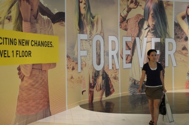 An Indonesian woman walks past a backdrop advertising a future shop in a mall in Jakarta on November 6, 2013 (AFP Photo / Adek Berry) An Indonesian woman walks past a backdrop advertising a future shop in a mall in Jakarta on November 6, 2013 (AFP Photo / Adek Berry)