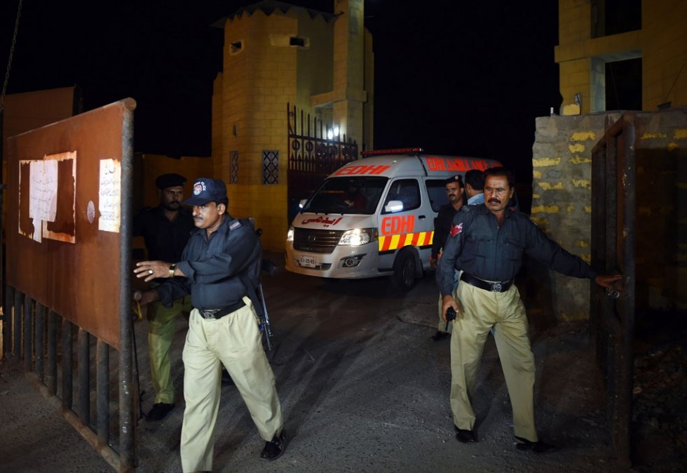 Pakistani police make way for an ambulance carrying the dead body of convicted murderer Shafqat Hussain after his execution in Karachi on August 4, 2015 (AFP Photo / Asif Hassan) Pakistani police make way for an ambulance carrying the dead body of convicted murderer Shafqat Hussain after his execution in Karachi on August 4, 2015 (AFP Photo / Asif Hassan)