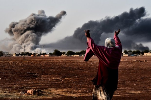 A woman reacts as smoke rises from Kobane on October 13, 2014 A woman reacts as smoke rises from Kobane on October 13, 2014