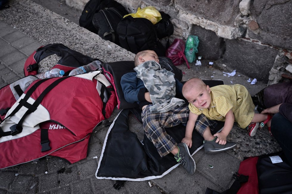 Migrant children sleep on the sidewalk near the port of the Greek Aegean island of Kos on August 15, 2015 (AFP Photo / Louisa Gouliamaki) Migrant children sleep on the sidewalk near the port of the Greek Aegean island of Kos on August 15, 2015 (AFP Photo / Louisa Gouliamaki)