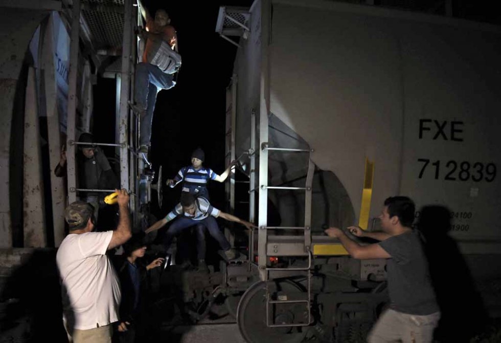 Migrants are detained by the Mexican Immigration Service in San Mateo, Chiapas State on June 20, 2015 Migrants are detained by the Mexican Immigration Service in San Mateo, Chiapas State on June 20, 2015