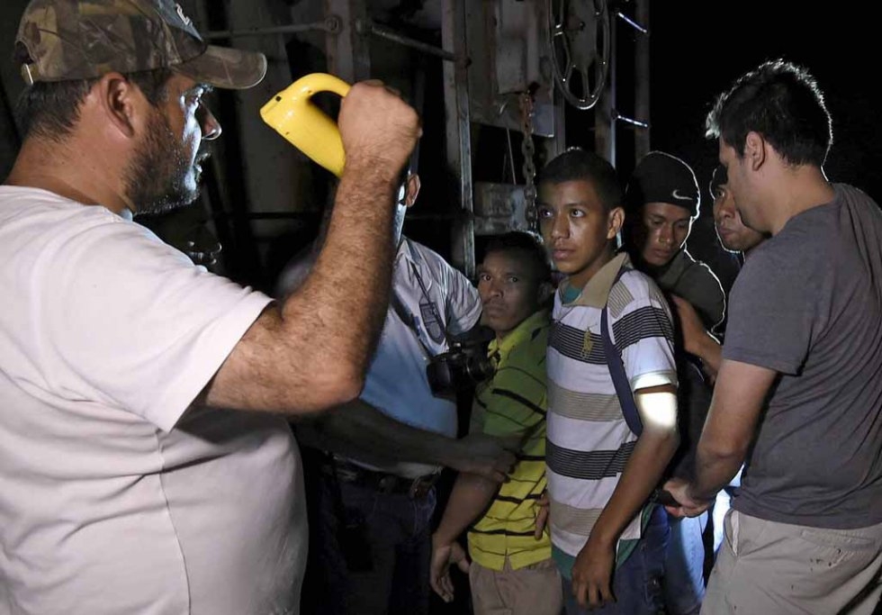 Migrants are detained by the Mexican Immigration Service in San Mateo, Chiapas State on June 20, 2015 Migrants are detained by the Mexican Immigration Service in San Mateo, Chiapas State on June 20, 2015
