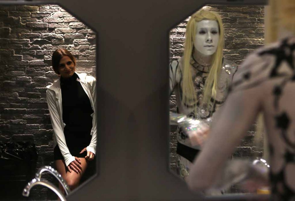 Hans readies to perform as Sasha looks on. January, 2016. Hans readies to perform as Sasha looks on. January, 2016.