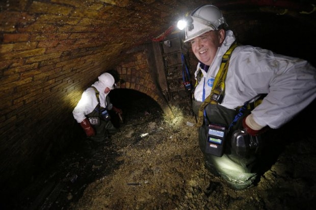 Sewer technician Tim Henderson (L) works alongside sewer supervisor Vince Minney (R) in the intersection of the Regent Street and Victoria sewers in London (AFP PHOTO / ADRIAN DENNIS) Sewer technician Tim Henderson (L) works alongside sewer supervisor Vince Minney (R) in the intersection of the Regent Street and Victoria sewers in London (AFP PHOTO / ADRIAN DENNIS)