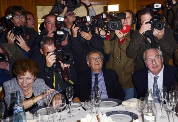 Reporters assail jury members for the Goncourt award in the Drouant restaurant. Paris, Nov 4, 2013. Reporters assail jury members for the Goncourt award in the Drouant restaurant. Paris, Nov 4, 2013.