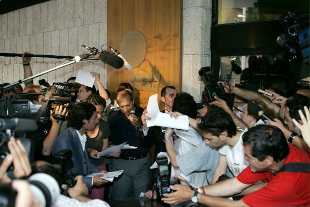 Reporters fight over a statement released by the Italian Football Federation about a match-fixing scandal. Rome, June 22, 2006. Reporters fight over a statement released by the Italian Football Federation about a match-fixing scandal. Rome, June 22, 2006.