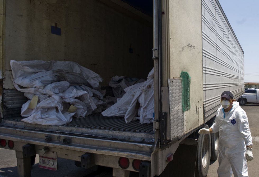 A truck with the bodies discovered in mass graves across the city of Durango. May, 2011. A truck with the bodies discovered in mass graves across the city of Durango. May, 2011.