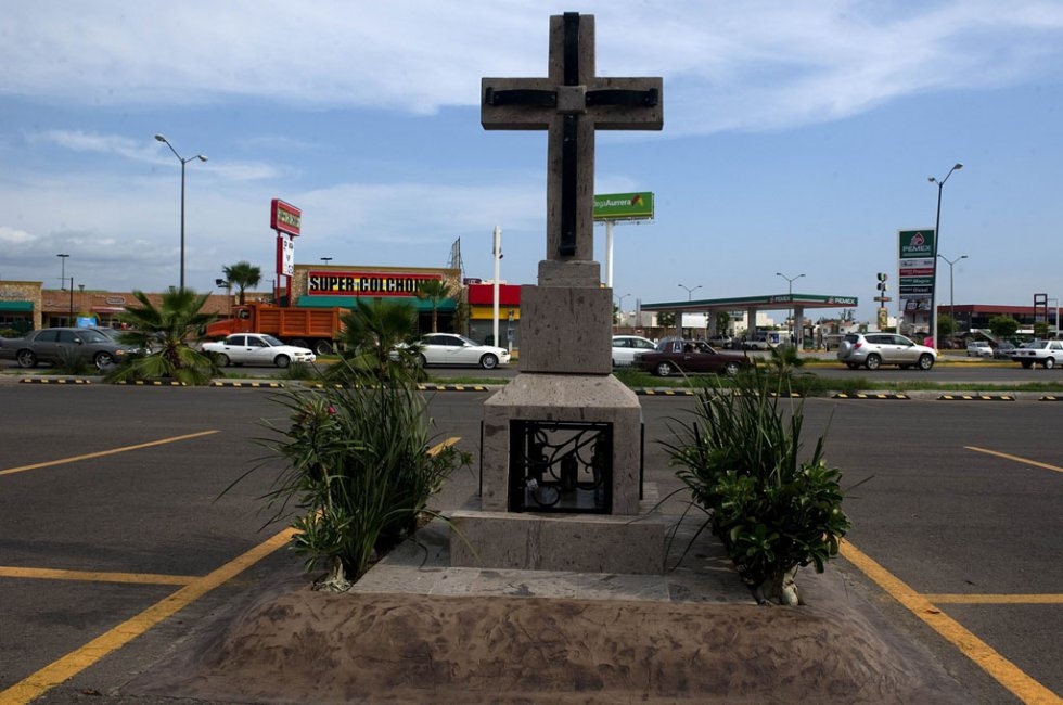 The cenotaph of Edgar Guzman Lopez. July, 2011. The cenotaph of Edgar Guzman Lopez. July, 2011.