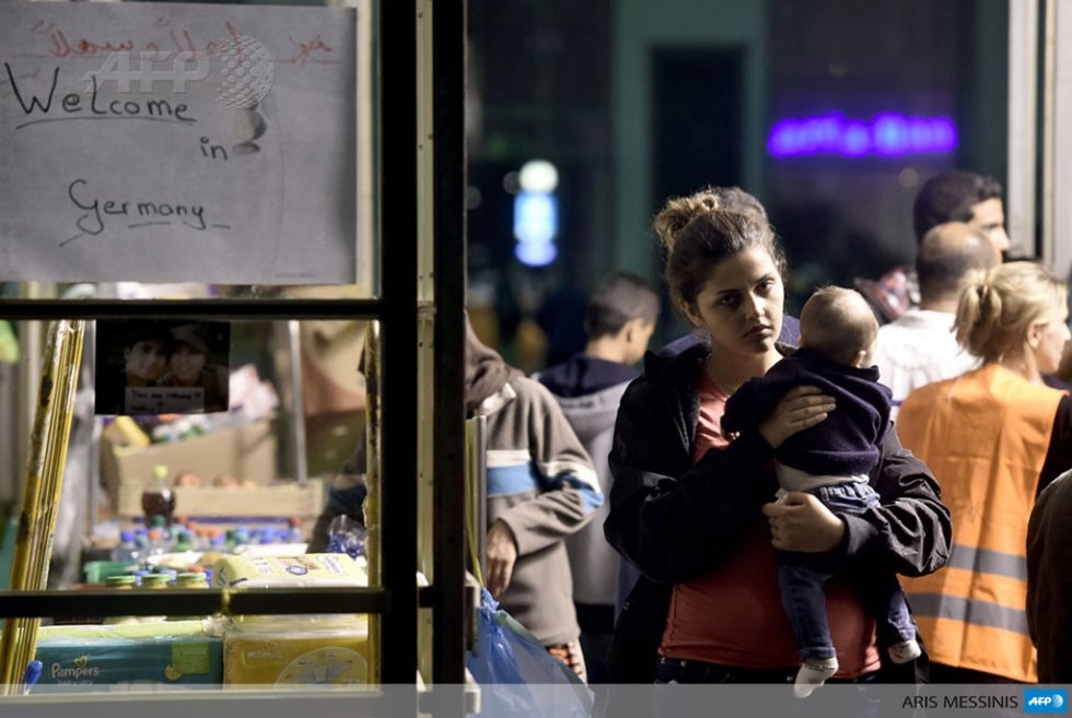 Alia and her baby wait at a makeshift registration office in Munich, on Sept. 3, 2015 (AFP Photo / Aris Messinis) Alia and her baby wait at a makeshift registration office in Munich, on Sept. 3, 2015 (AFP Photo / Aris Messinis)