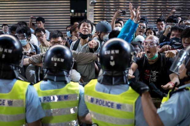 People jeer and yell at police officers in the Mongkok district of Hong Kong on October 17, 2014 (AFP Photo / Alex Ogle) People jeer and yell at police officers in the Mongkok district of Hong Kong on October 17, 2014 (AFP Photo / Alex Ogle)