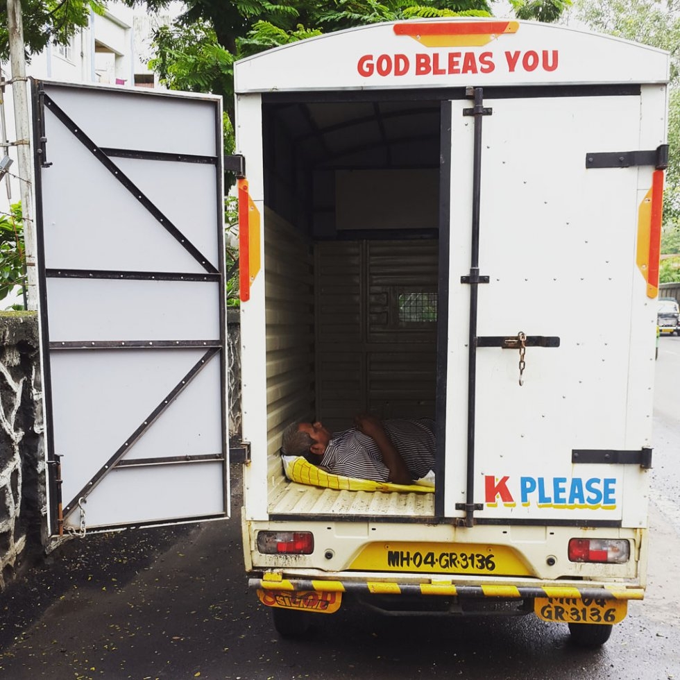 "I was on way back home after buying some groceries when I saw this deliveryman taking a snooze…" "I was on way back home after buying some groceries when I saw this deliveryman taking a snooze…"