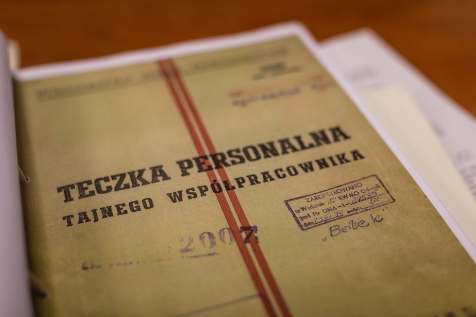 A folder cover, part of several copies of Communist-era documents intended to prove that Solidarity leader Lech Walesa was collaborating with Polish communist secret service (AFP / Wojtek Radwanski) A folder cover, part of several copies of Communist-era documents intended to prove that Solidarity leader Lech Walesa was collaborating with Polish communist secret service (AFP / Wojtek Radwanski)