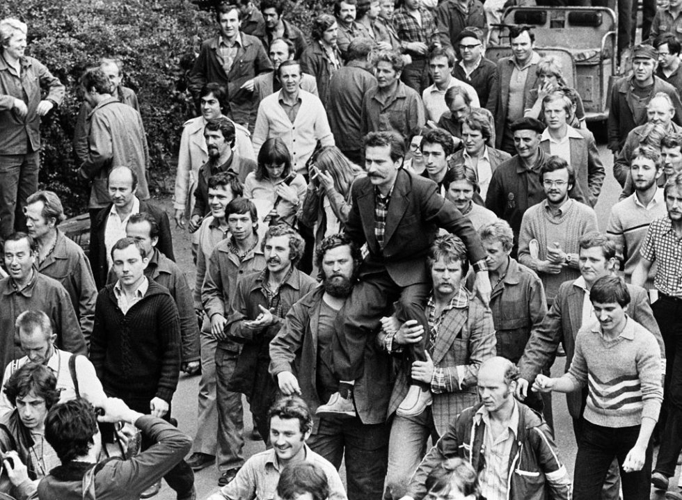 Strikers at the Lenin shipyards in Gdansk carry their leader Lech Walesa on August 30, 1980 Strikers at the Lenin shipyards in Gdansk carry their leader Lech Walesa on August 30, 1980
