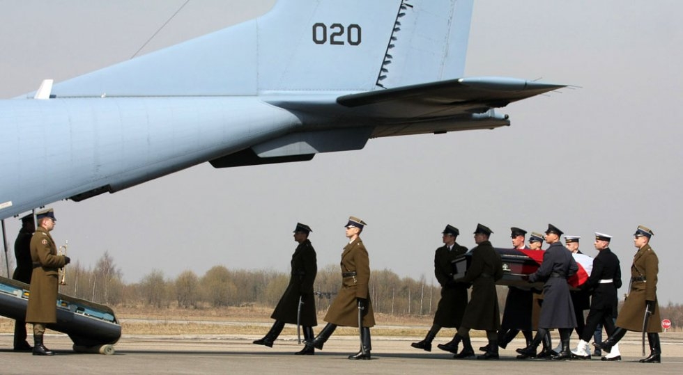 Soldiers carry the coffin of Polish President Lech Kaczynski during a farewell ceremony in Smolensk on April 11, 2010 Soldiers carry the coffin of Polish President Lech Kaczynski during a farewell ceremony in Smolensk on April 11, 2010
