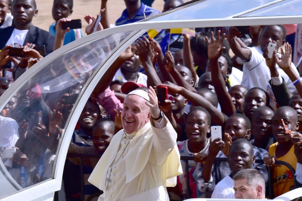 Pope Francis arrives at Kololo airstrip in Kampala, on November 28, 2015 Pope Francis arrives at Kololo airstrip in Kampala, on November 28, 2015