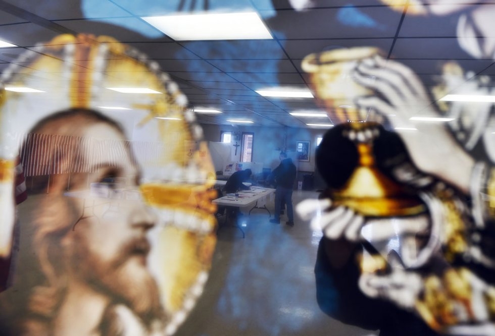 A local resident votes for the first US presidential primary at a church in Concord, New Hampshire, on February 9, 2016 A local resident votes for the first US presidential primary at a church in Concord, New Hampshire, on February 9, 2016