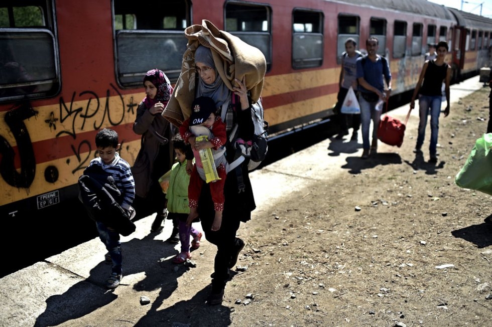 Refugees arrive at the Macedonia-Serbia border on August 30, 2015 (AFP Photo / Aris Messinis) Refugees arrive at the Macedonia-Serbia border on August 30, 2015 (AFP Photo / Aris Messinis)