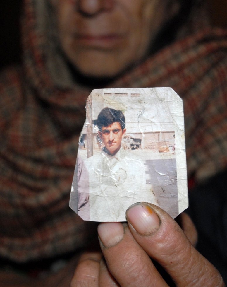 One of the parents of convicted killer Shafqat Hussain holds a photograph of their son in Muzaffarabad, the capital of Pakistani-administered Kashmir, on August 4, 2015 (AFP Photo / Sajjad Qayyum) One of the parents of convicted killer Shafqat Hussain holds a photograph of their son in Muzaffarabad, the capital of Pakistani-administered Kashmir, on August 4, 2015 (AFP Photo / Sajjad Qayyum)