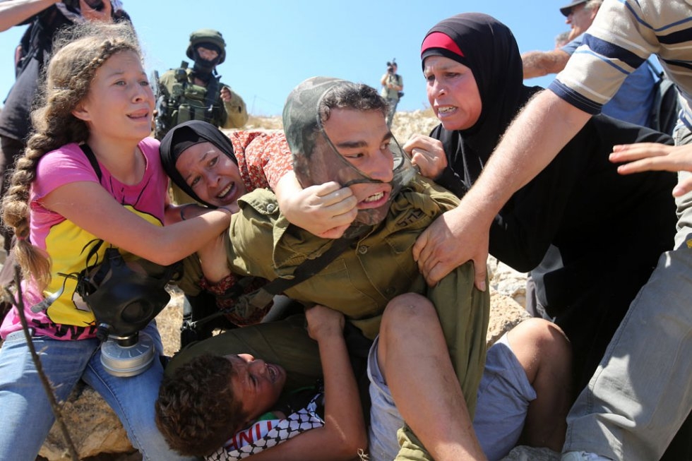 Palestinians figth to free a Palestinian boy held by an Israeli soldier during clashes in the West Bank village of Nabi Saleh on August 28, 2015 (AFP Photo / Abbas Momani) Palestinians figth to free a Palestinian boy held by an Israeli soldier during clashes in the West Bank village of Nabi Saleh on August 28, 2015 (AFP Photo / Abbas Momani)