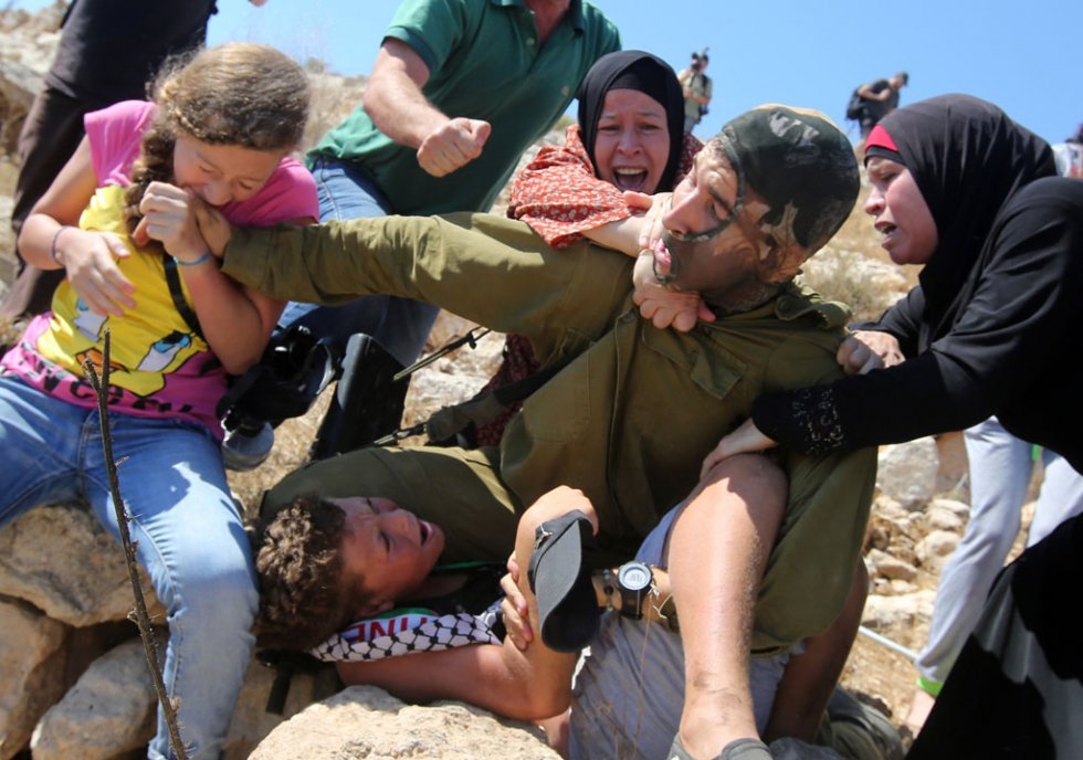 Palestinians figth to free a Palestinian boy held by an Israeli soldier during clashes in the West Bank village of Nabi Saleh on August 28, 2015 (AFP Photo / Abbas Momani) Palestinians figth to free a Palestinian boy held by an Israeli soldier during clashes in the West Bank village of Nabi Saleh on August 28, 2015 (AFP Photo / Abbas Momani)