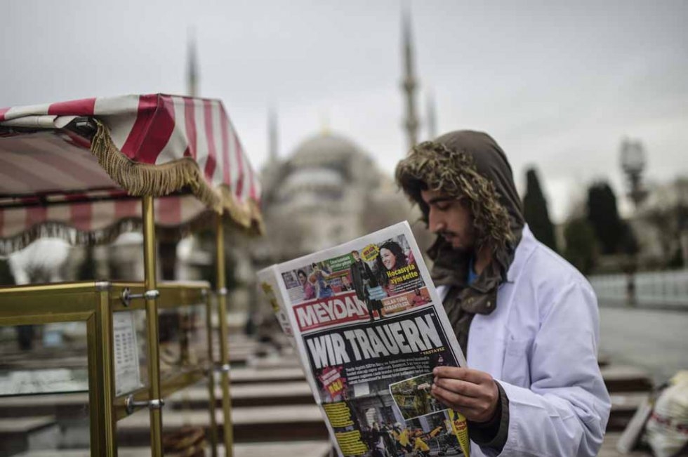 A headline in German reads 'We mourn" in a Turkish newspaper the day after the Istanbul attack. A headline in German reads 'We mourn" in a Turkish newspaper the day after the Istanbul attack.
