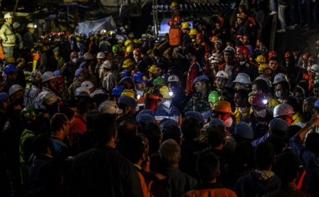 Rescuers and miners carry out dead bodies on May 15, 2014 two days after the coal mine explosion in Soma Rescuers and miners carry out dead bodies on May 15, 2014 two days after the coal mine explosion in Soma