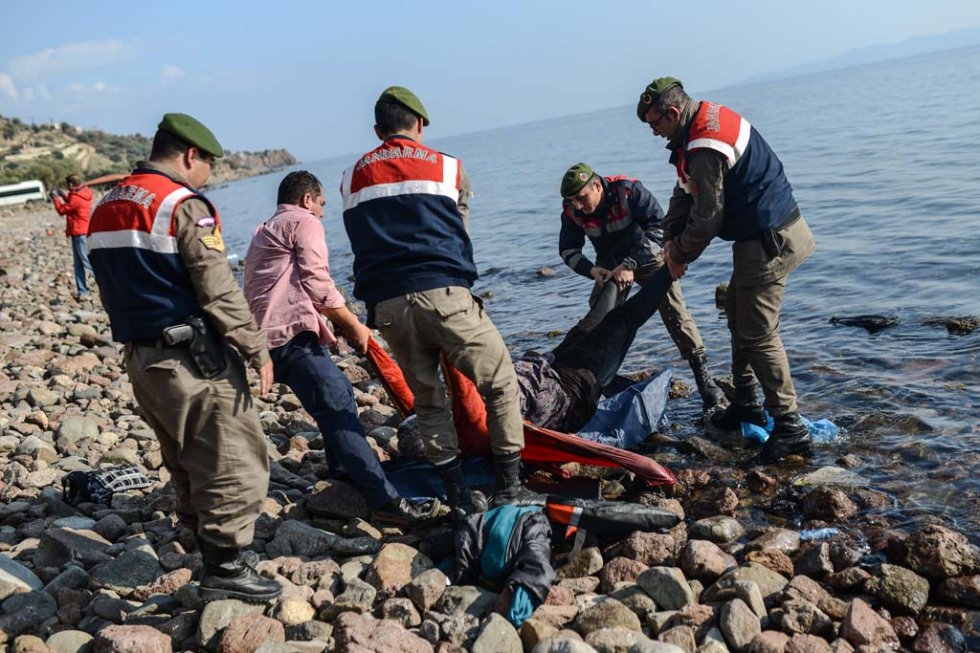 Turkish gendarmes carry the body of a migrant on a beach in Canakkale's Bademli district on January 30, 2016 (AFP / Ozan Kose) Turkish gendarmes carry the body of a migrant on a beach in Canakkale's Bademli district on January 30, 2016 (AFP / Ozan Kose)