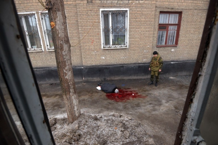 The body of a man killed by shelling in Donetsk's Kyibishevsky district, on January 30, 2015 The body of a man killed by shelling in Donetsk's Kyibishevsky district, on January 30, 2015