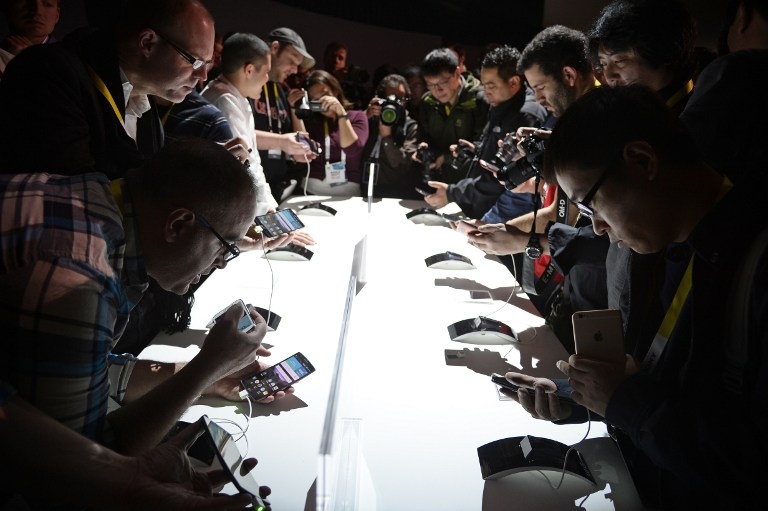 Attendees get their hands on the new LG G Flex2 smart phone at CES on January 5, 2015 Attendees get their hands on the new LG G Flex2 smart phone at CES on January 5, 2015