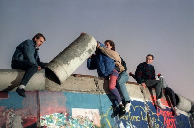 Young West Berliners, perched on top of the Berlin Wall, remove a piece of it, on November 16, 1989 (AFP Photo / Patrick Hertzog) Young West Berliners, perched on top of the Berlin Wall, remove a piece of it, on November 16, 1989 (AFP Photo / Patrick Hertzog)