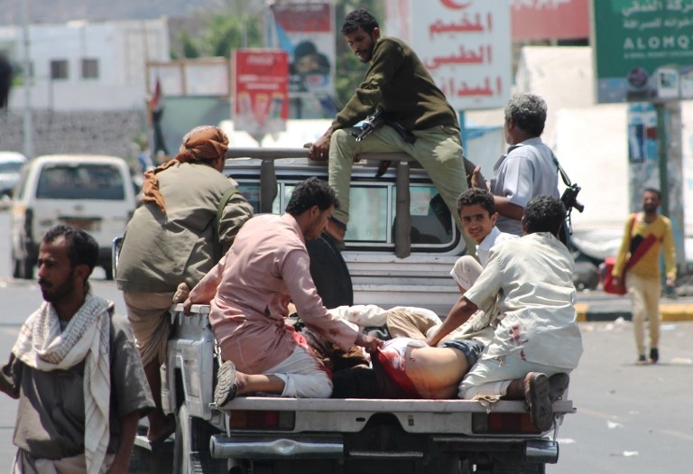 Injured people are evacuated on the back of a vehicle in the Yemeni city of Aden on March 26, 2015 Injured people are evacuated on the back of a vehicle in the Yemeni city of Aden on March 26, 2015