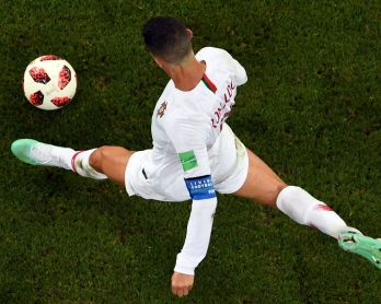 Portugal's forward Cristiano Ronaldo controls the ball during the Russia 2018 World Cup round of 16 football match between Uruguay and Portugal at the Fisht Stadium in Sochi on June 30, 2018. / AFP PHOTO / Kirill KUDRYAVTSEV / RESTRICTED TO EDITORIAL USE 