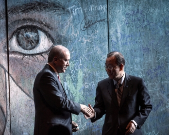 UN secretary general Ban Ki-moon (R) and Turkish President Recep Tayyip Erdogan (L) shake hands after signing a graffiti wall during the closing cerenomy of the World Humanitarian Summit, on May 24, 2016  in Istanbul. 
