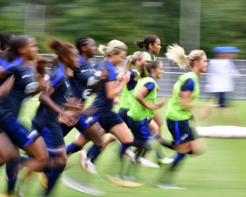 La selección francesa de fútbol femenino entrena de cara al campeonato de Europa en Holanda, el 15 de julio de 2017.