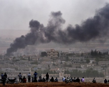 Kurdish people look at smoke rising from Kobane on October 11, 2014 (AFP Photo / Aris Messinis)
