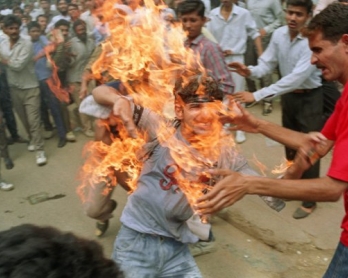 Rajeev Goswami, a 20-year-old student, sets himself on fire during a protest in Kalkaji near Delhi on September 19, 1990. (AFP PHOTO /RAVEENDRAN)