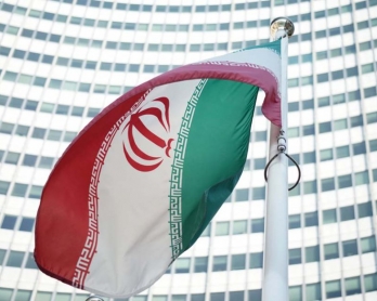 The Iranian flag outside the Vienna International Centre. July, 2014. (AFP/Joe Klamar)
