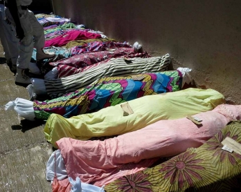 Bodies of victims from a twin bomb blasts in the central city of Jos, which killed 44 people, are prepared for burial, July, 2015. (AFP/stringer)