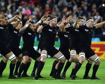 The All Blacks perform their feared Haka pre-match war dance. (AFP/Gabriel Bouys)