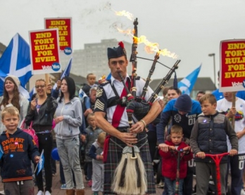 Piper Ryan Randall leads a pro-Scottish independence rally in the suburbs of Edinburgh on September 18, 2014, during Scotland's independence referendum (AFP Photo / Lesley Martin)