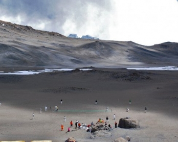 Cricketers play on September 26, 2014 on the ice-covered crater of the Kilimanjaro mountain, Tanzania (AFP Photo / Peter Martell)