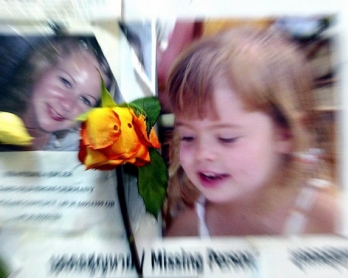 A rose lies next to notices of missing persons at a hospital in Phuket, southern Thailand, January 7, 2005 (AFP PHOTO/PORNCHAI KITTIWONGSAKUL))