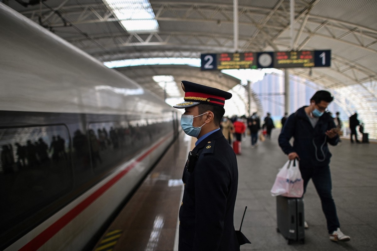 Qr кодам дали зеленый свет. 000 8up36t. Qr кодам дали зеленый свет фото. Qr кодам дали зеленый свет-000 8up36t. картинка Qr кодам дали зеленый свет. картинка 000 8up36t. Госдума приняла в первом чтении законопроект о QR-кодах в общественных местах. Документ предполагает, что до 1 июня посещать массовые мероприятия, учреждения культуры, объекты общепита и магазины можно будет только тем, кто привился, переболел или получил документ о медотводе. До 1 февраля граждане без кода для посещения общественных мест могут предъявлять отрицательный ПЦР-тест. Однако после такая возможность будет только у обладателей медотвода. Обсуждение документа в Госдуме выдалось без преувеличения драматичным. За ходом дискуссии следил корреспондент “Ъ FM” Владимир Расулов. Qr кодам дали зеленый свет. 000 8up36t. Qr кодам дали зеленый свет фото. Qr кодам дали зеленый свет-000 8up36t. картинка Qr кодам дали зеленый свет. картинка 000 8up36t. Госдума приняла в первом чтении законопроект о QR-кодах в общественных местах. Документ предполагает, что до 1 июня посещать массовые мероприятия, учреждения культуры, объекты общепита и магазины можно будет только тем, кто привился, переболел или получил документ о медотводе. До 1 февраля граждане без кода для посещения общественных мест могут предъявлять отрицательный ПЦР-тест. Однако после такая возможность будет только у обладателей медотвода. Обсуждение документа в Госдуме выдалось без преувеличения драматичным. За ходом дискуссии следил корреспондент “Ъ FM” Владимир Расулов.