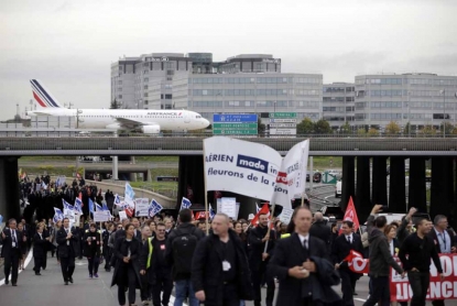 Air France managers' clothes ripped off by angry mob, France 